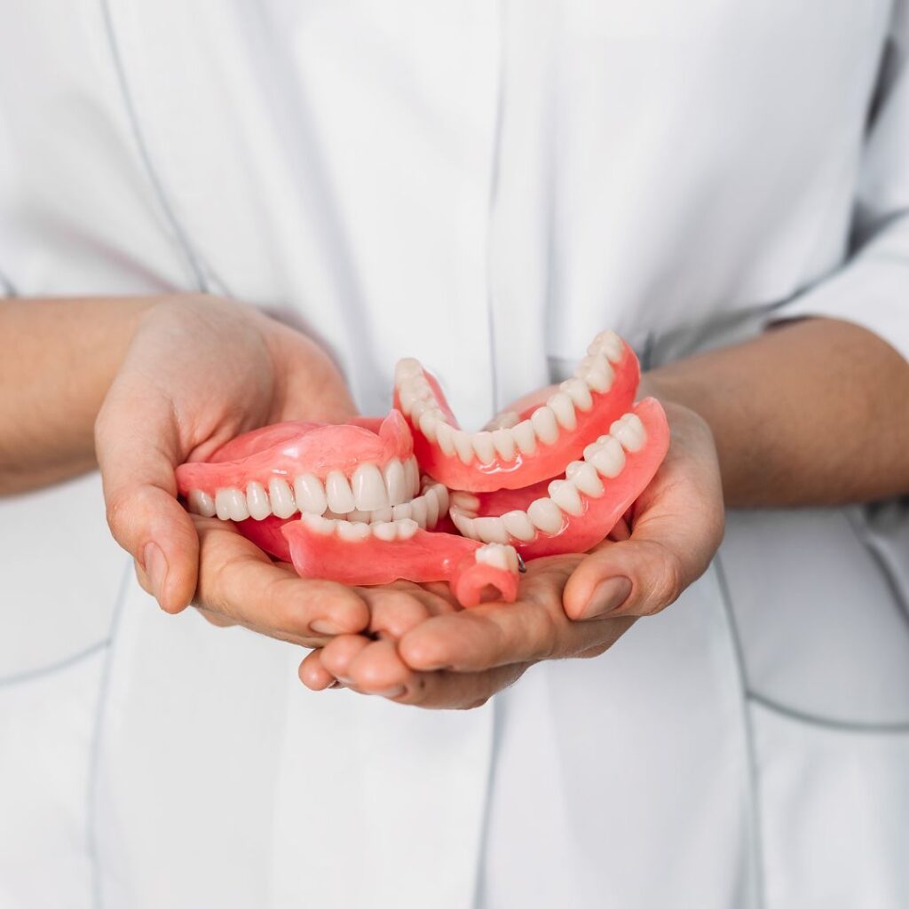 implante dental, un puente o una prótesis dental