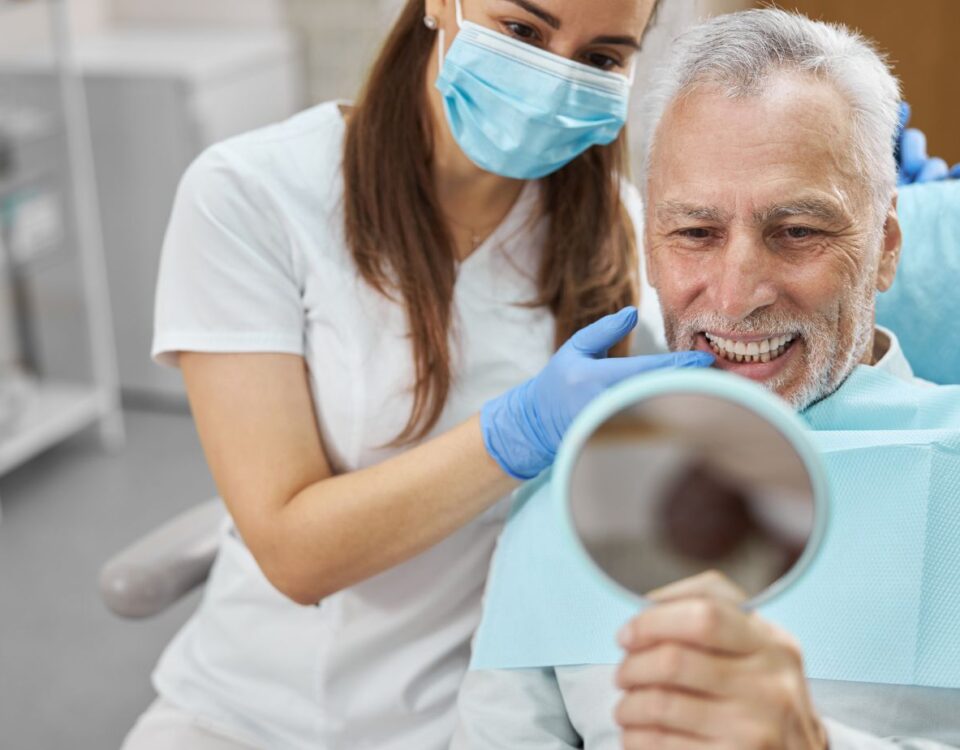implante dental, un puente o una prótesis dental